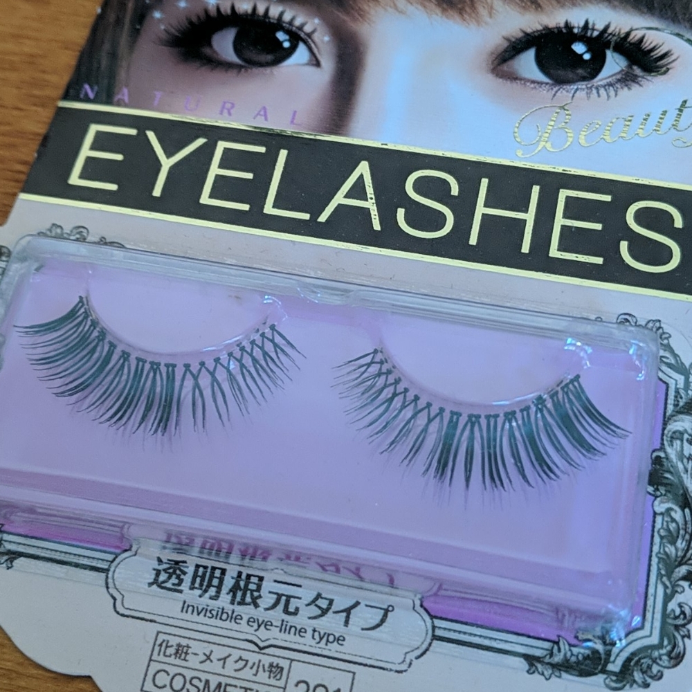Natural Looking eyelashes